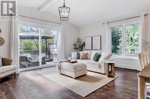296 Kent Crescent, Burlington, ON - Indoor Photo Showing Living Room