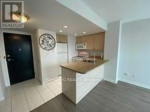 3003 - 8 Park Road, Toronto, ON - Indoor Photo Showing Kitchen