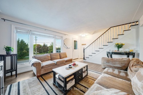 62 Brentwood Drive, Hamilton, ON - Indoor Photo Showing Living Room