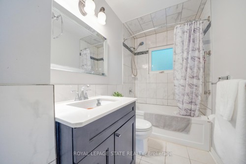 62 Brentwood Drive, Hamilton, ON - Indoor Photo Showing Bathroom