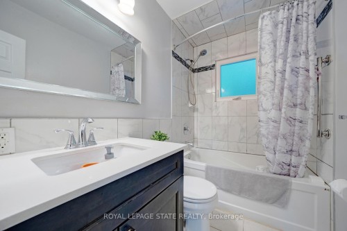 62 Brentwood Drive, Hamilton, ON - Indoor Photo Showing Bathroom