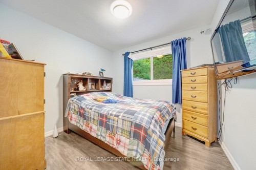 62 Brentwood Drive, Hamilton, ON - Indoor Photo Showing Bedroom