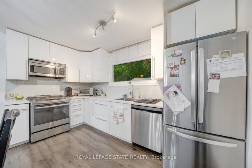 62 Brentwood Drive, Hamilton, ON - Indoor Photo Showing Kitchen