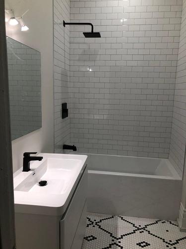 Bathroom - 2-1278 Rue Bélanger, Montréal (Rosemont/La Petite-Patrie), QC - Indoor Photo Showing Bathroom