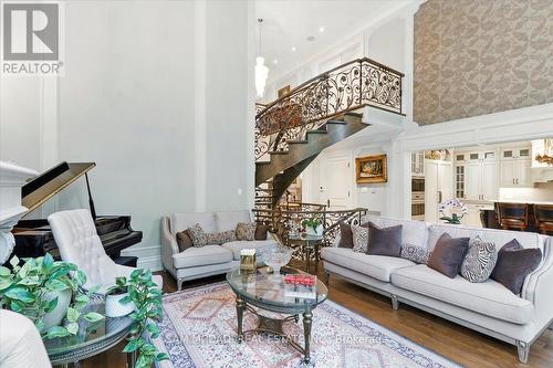 883 Parkland Avenue, Mississauga, ON - Indoor Photo Showing Living Room