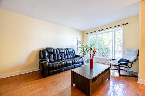 Living room - 37 Av. D'Old Post Crescent, Pointe-Claire, QC - Indoor Photo Showing Living Room