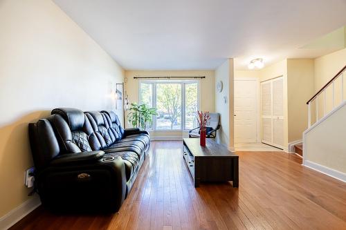Living room - 37 Av. D'Old Post Crescent, Pointe-Claire, QC - Indoor Photo Showing Living Room