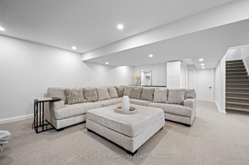22-35 Midhurst Heights, Hamilton, ON - Indoor Photo Showing Living Room