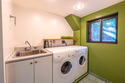 Salle de lavage - 4330 Av. De Mayfair, Montréal (Côte-Des-Neiges/Notre-Dame-De-Grâce), QC - Indoor Photo Showing Laundry Room