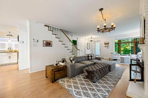 Salon - 1115 Ch. Pincourt, Mascouche, QC - Indoor