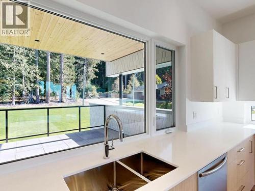 3900 Eagle Ridge Place, Powell River, BC - Indoor Photo Showing Kitchen With Double Sink