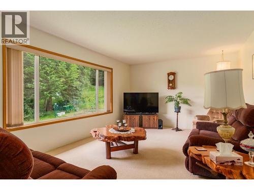 1764 Green Road, Fruitvale, BC - Indoor Photo Showing Living Room