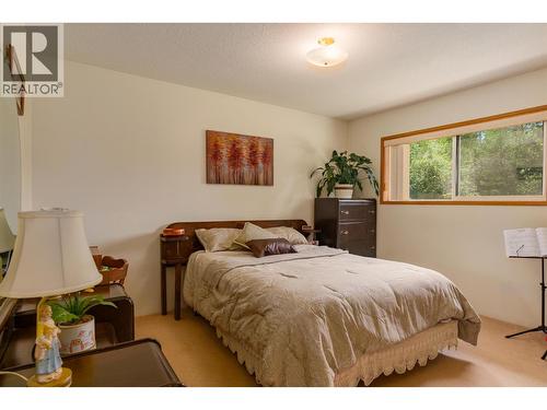 1764 Green Road, Fruitvale, BC - Indoor Photo Showing Bedroom