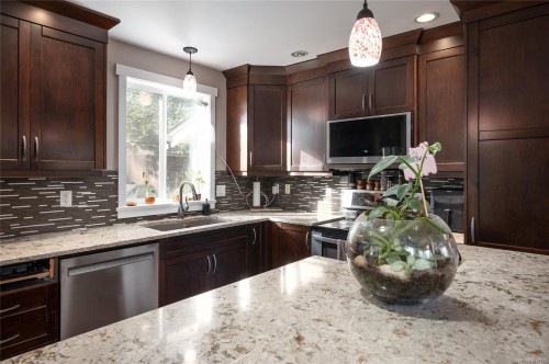 7727 Superior Rd, Lantzville, BC 