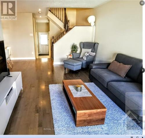 348 Tourmaline Crescent, Ottawa, ON - Indoor Photo Showing Living Room