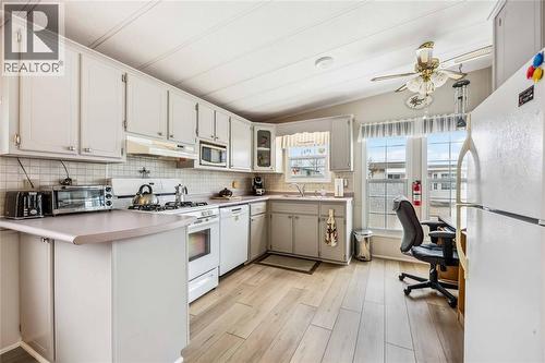 5700 Blackwell Sideroad Unit# 29, Sarnia, ON - Indoor Photo Showing Kitchen
