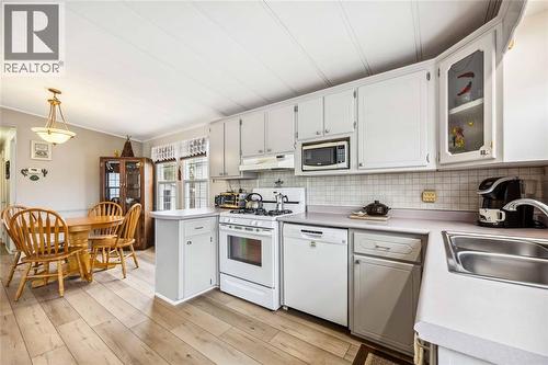 5700 Blackwell Sideroad Unit# 29, Sarnia, ON - Indoor Photo Showing Kitchen With Double Sink
