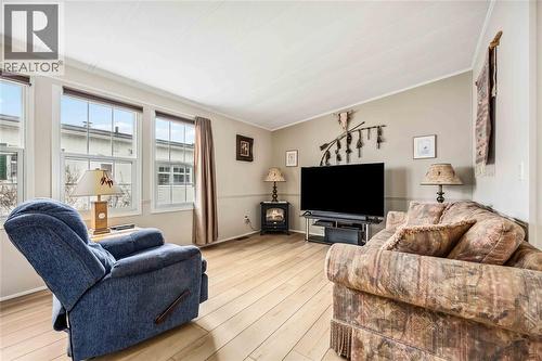 5700 Blackwell Sideroad Unit# 29, Sarnia, ON - Indoor Photo Showing Living Room