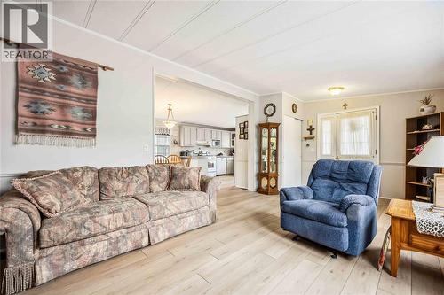 5700 Blackwell Sideroad Unit# 29, Sarnia, ON - Indoor Photo Showing Living Room
