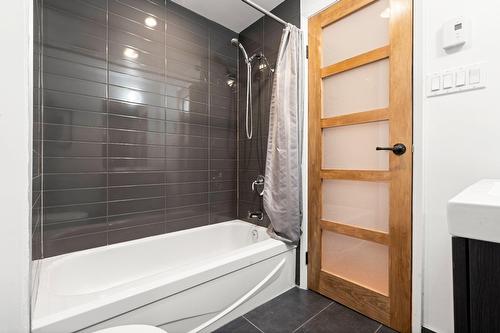 Bathroom - 5-4485 Av. De L'Esplanade, Montréal (Le Plateau-Mont-Royal), QC - Indoor Photo Showing Bathroom