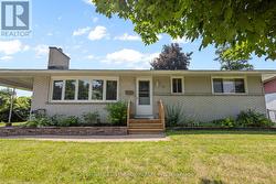 20 PARKSIDE CRESCENT  Ottawa, ON K2G 3B5