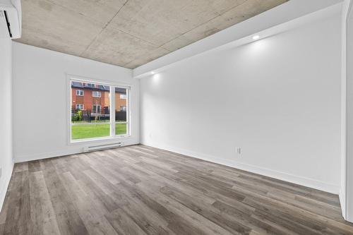 Primary bedroom - 109-250 Boul. Hymus, Pointe-Claire, QC - Indoor Photo Showing Other Room