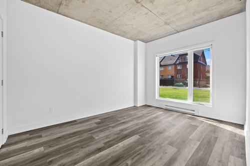 Bedroom - 109-250 Boul. Hymus, Pointe-Claire, QC - Indoor Photo Showing Other Room
