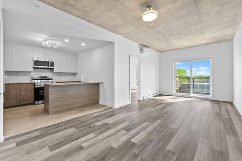 Vue d'ensemble - 503-250 Boul. Hymus, Pointe-Claire, QC - Indoor Photo Showing Kitchen