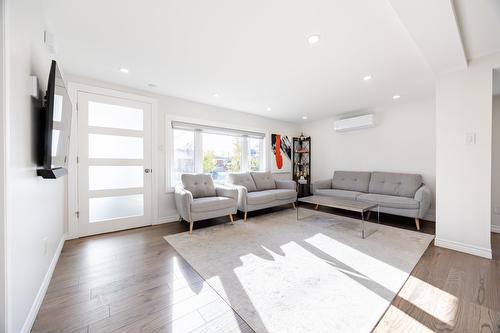 Living room - 2227 Rue La Salle, Longueuil (Le Vieux-Longueuil), QC - Indoor Photo Showing Living Room