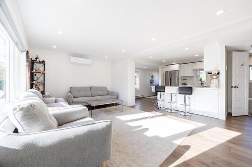 Living room - 2227 Rue La Salle, Longueuil (Le Vieux-Longueuil), QC - Indoor Photo Showing Living Room