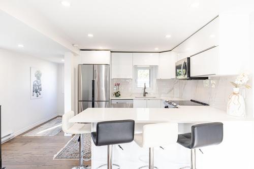 Kitchen - 2227 Rue La Salle, Longueuil (Le Vieux-Longueuil), QC - Indoor Photo Showing Kitchen With Upgraded Kitchen