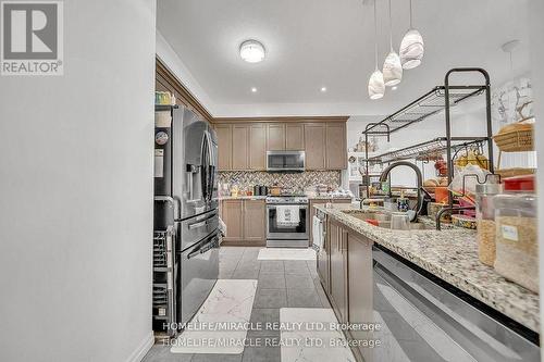 421 Freure Drive, Cambridge, ON - Indoor Photo Showing Kitchen With Upgraded Kitchen