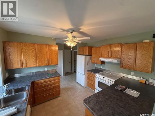 507 7Th Avenue E, Assiniboia, SK - Indoor Photo Showing Kitchen With Double Sink