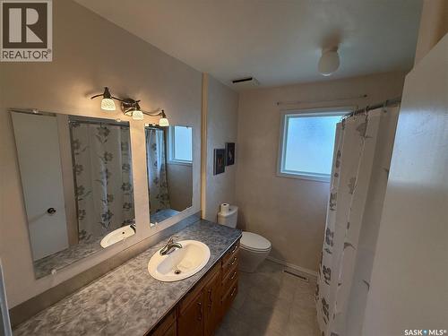 507 7Th Avenue E, Assiniboia, SK - Indoor Photo Showing Bathroom