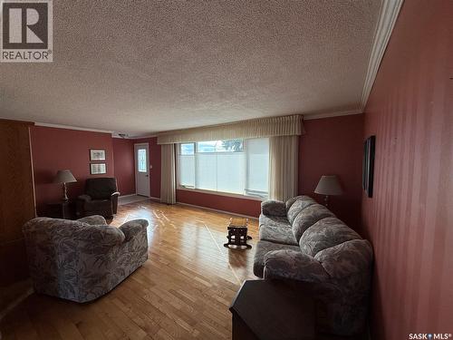 507 7Th Avenue E, Assiniboia, SK - Indoor Photo Showing Living Room