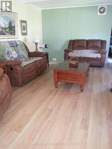 3912 Bobby Street, North Glengarry, ON - Indoor Photo Showing Living Room