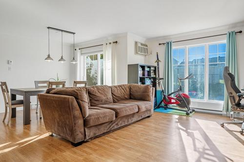 Salon - 8-8645 Place Du Charpentier, Mirabel, QC - Indoor Photo Showing Living Room