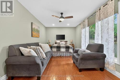 328 Burnett Avenue, Cambridge, ON - Indoor Photo Showing Living Room