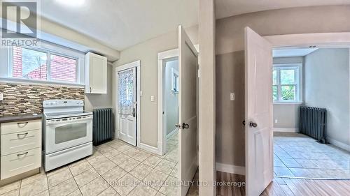 25 Spadina Avenue, Hamilton, ON - Indoor Photo Showing Kitchen