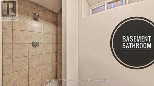 25 Spadina Avenue, Hamilton, ON - Indoor Photo Showing Bathroom