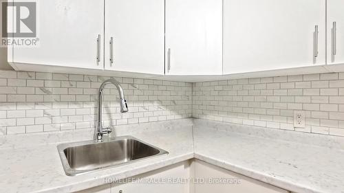 25 Spadina Avenue, Hamilton, ON - Indoor Photo Showing Kitchen