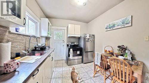25 Spadina Avenue, Hamilton, ON - Indoor Photo Showing Kitchen
