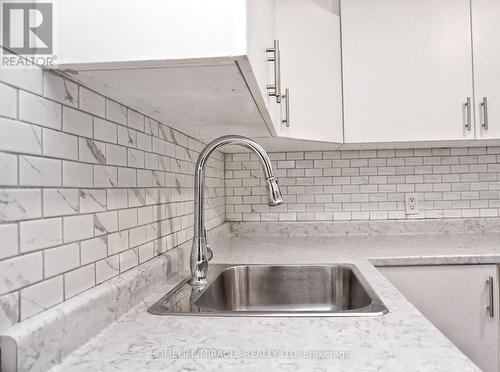 25 Spadina Avenue, Hamilton, ON - Indoor Photo Showing Kitchen