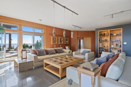 7939 Lenwood Rd, Merville, BC 