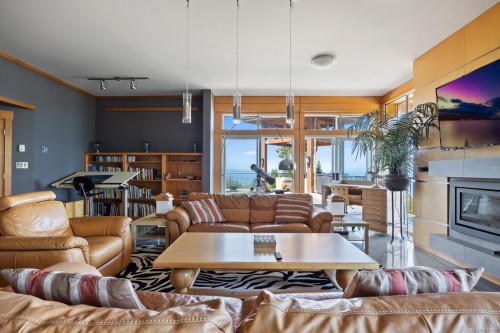 7939 Lenwood Rd, Merville, BC 