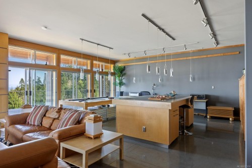 7939 Lenwood Rd, Merville, BC 