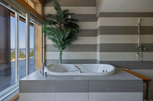 7939 Lenwood Rd, Merville, BC 