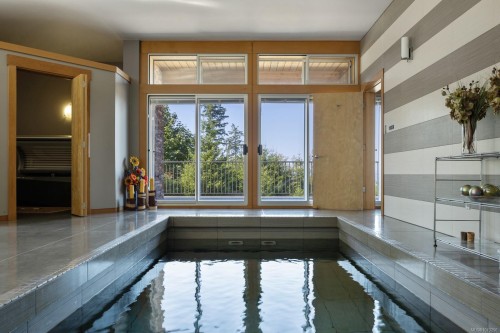 7939 Lenwood Rd, Merville, BC 