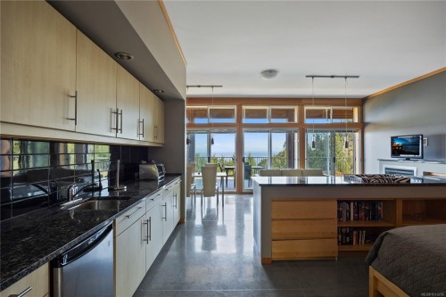 7939 Lenwood Rd, Merville, BC 