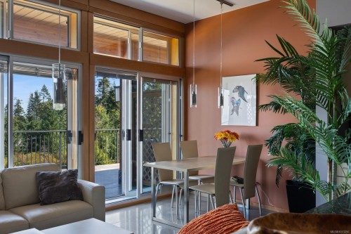 7939 Lenwood Rd, Merville, BC 